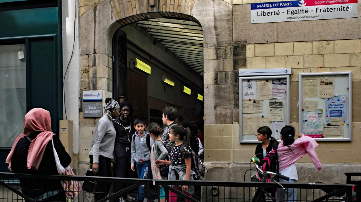 Un grupo de alumnos, en la puerta de una escuela de Belleville, en París