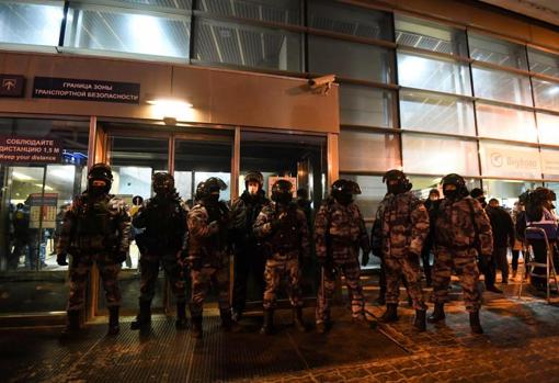 Las fuerzas de seguridad blindan el aeropuerto a la espera de la llegada de Navalni