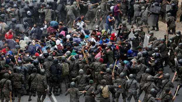 La Policía de Guatemala se enfrenta a golpes con la caravana de inmigrantes