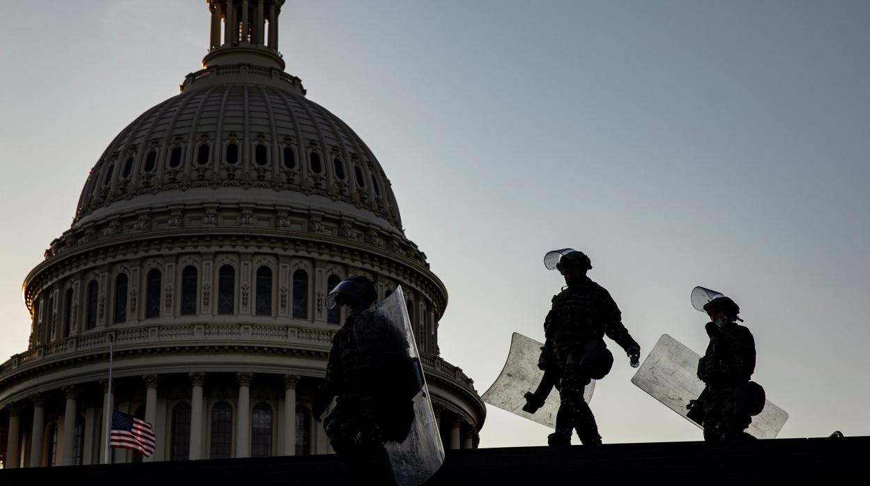 Soldados de la Guardia Nacional protegen el Capitolio de Washington