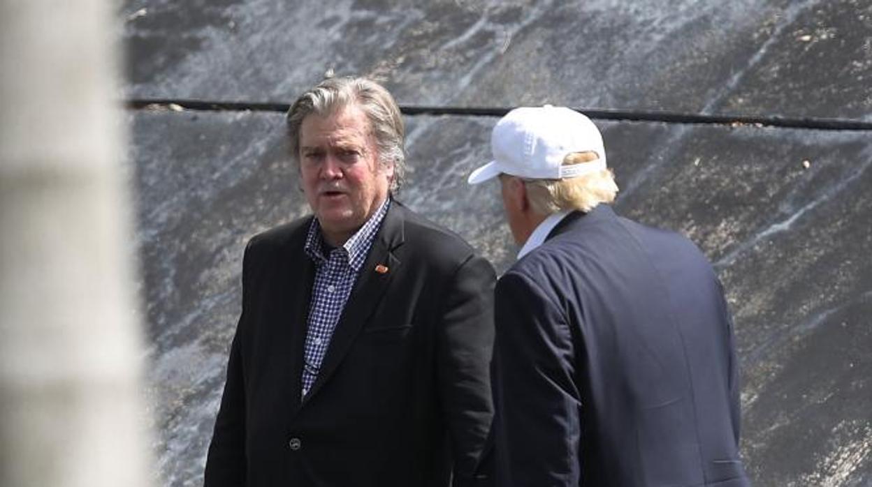 El ahora expresidente Donald Trump, junto a Steve Bannon, en 2016