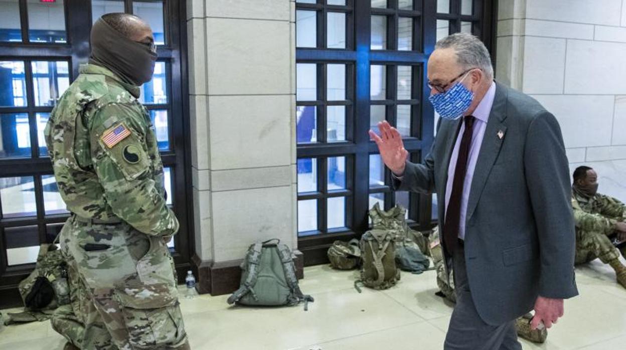 El líder demócrata en el Senado, Chuck Schumer, saluda a unos soldados de la Guardia Nacional en el Capitolio