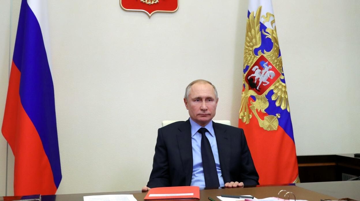 El presidente ruso Putin participa en una videoconferencia con miembros del Consejo de Seguridad, en Moscú