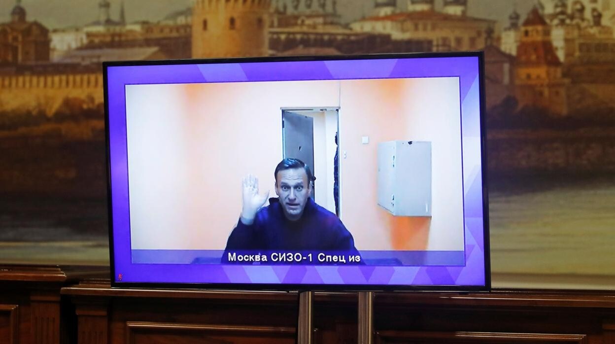 Navalni aparece en una pantalla durante una audiencia judicial para considerar una apelación sobre su arresto