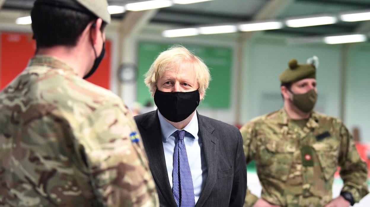 Boris Johnson se reúne con las tropas mientras establecen un centro de vacunación en Glasgow