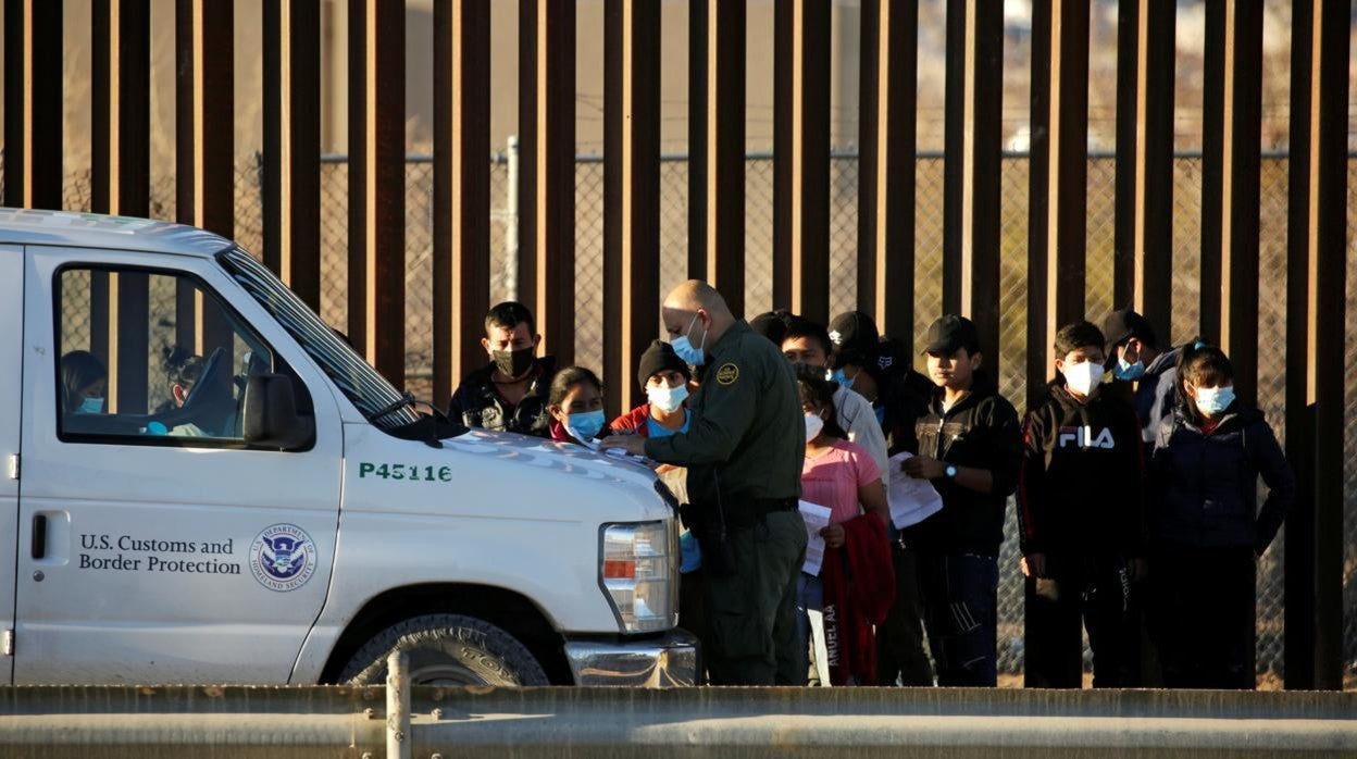 Migrantes centroamericanos son detenidos por agentes fronterizos en el Paso, cuando llegaban procedentes del lado méxicono, de Ciudad Juárez