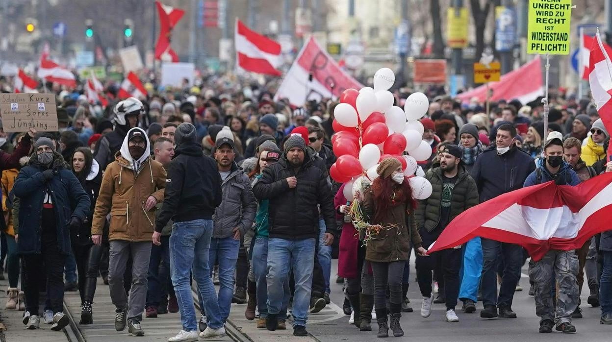 Manifestantes contra las restricciones en Viena