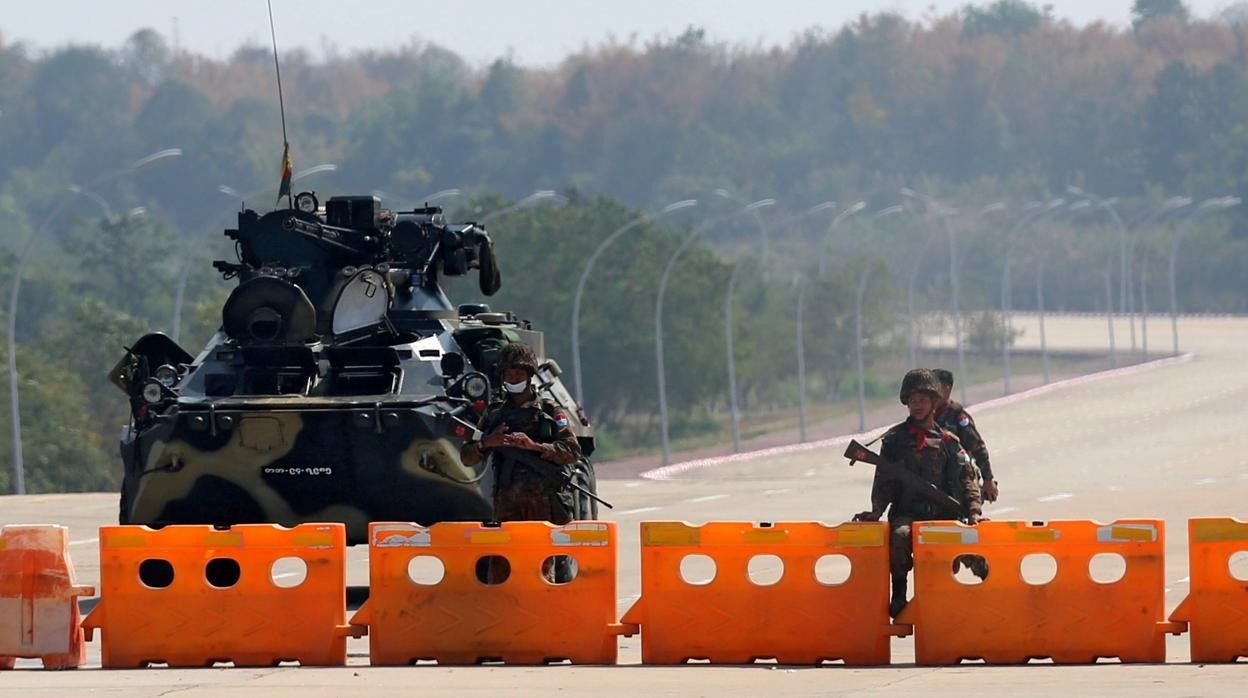 Un paso controlado por militares en Myanmar, después del golpe de Estado
