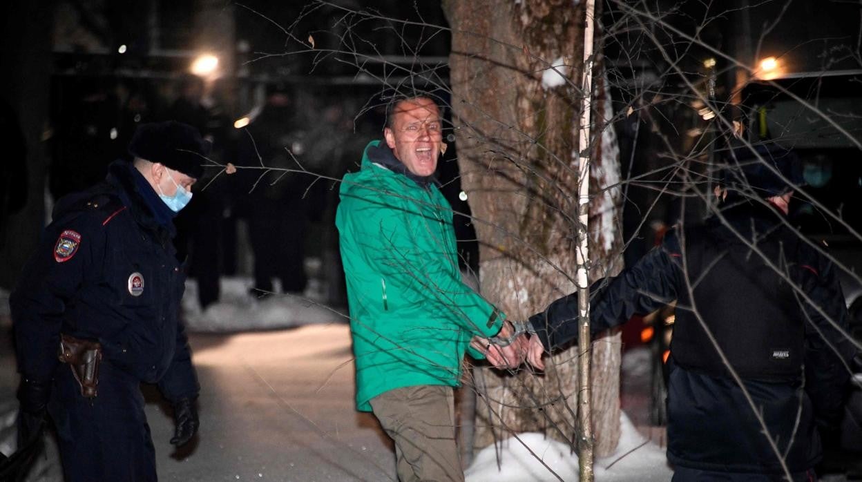 El líder de la oposición, Alexei Navalny, es escoltado fuera de una comisaría de policía en Khimki