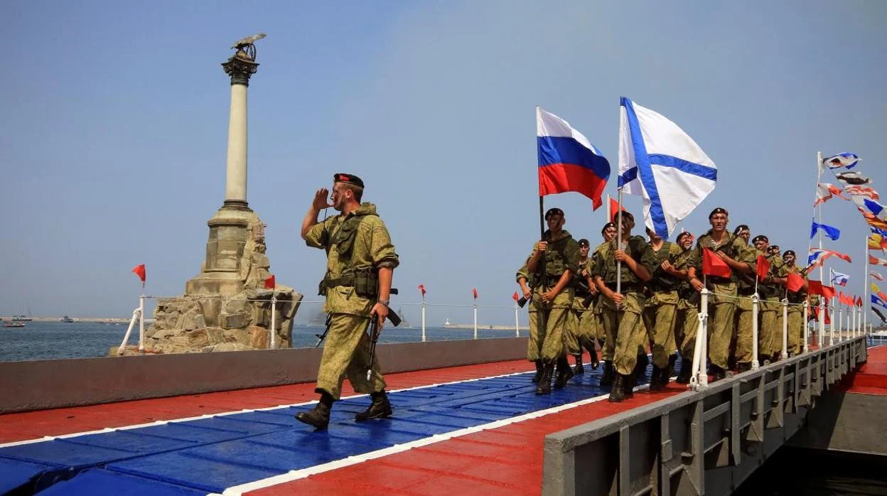 Desfile de marines rusos en Crimea