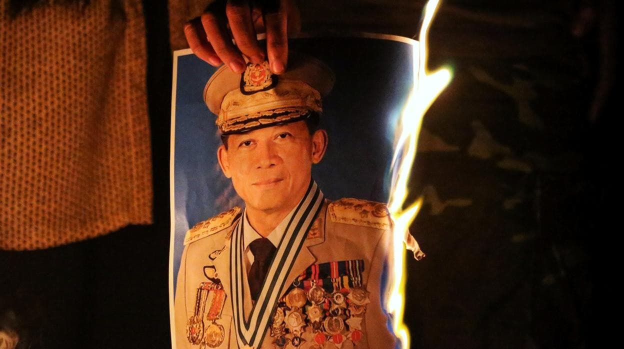 Un grupo de personas quema una fotografía de uno de los militares birmanos golpistas durante las protestas