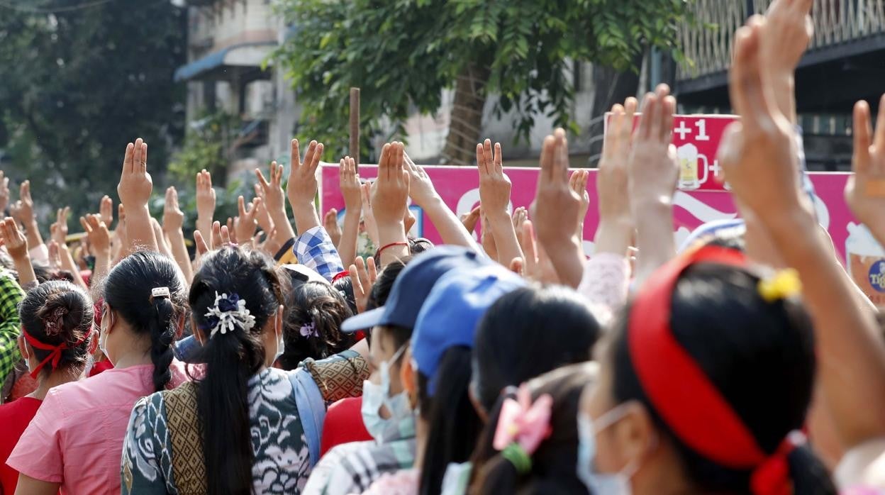 Un grupo de birmanos protestan contra el golpe de Estado