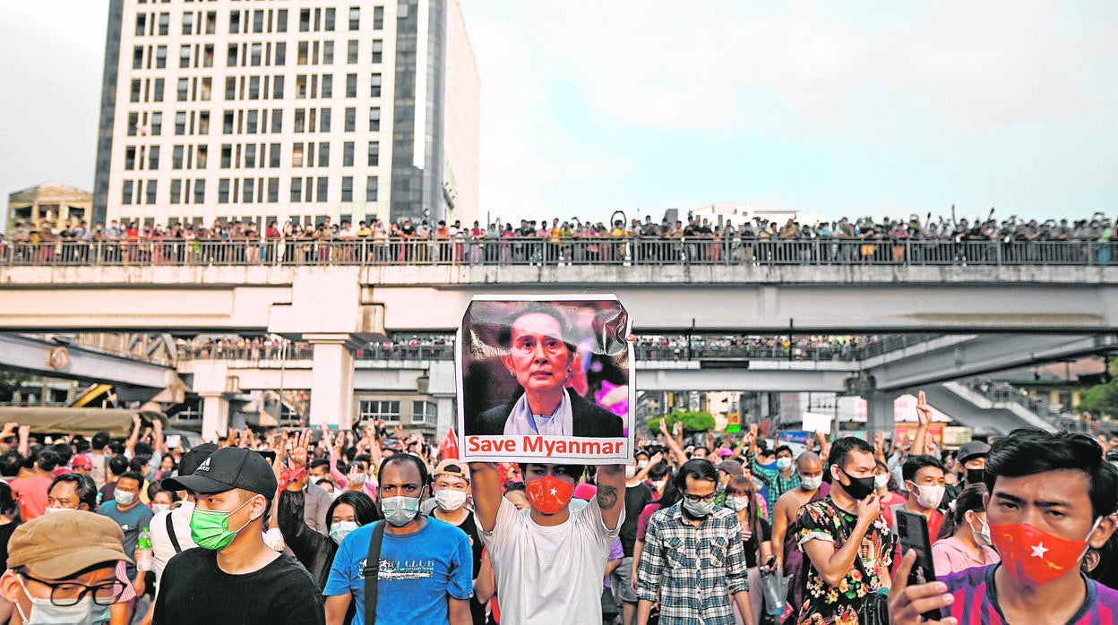 Protesta en Yangón contra el golpe militar