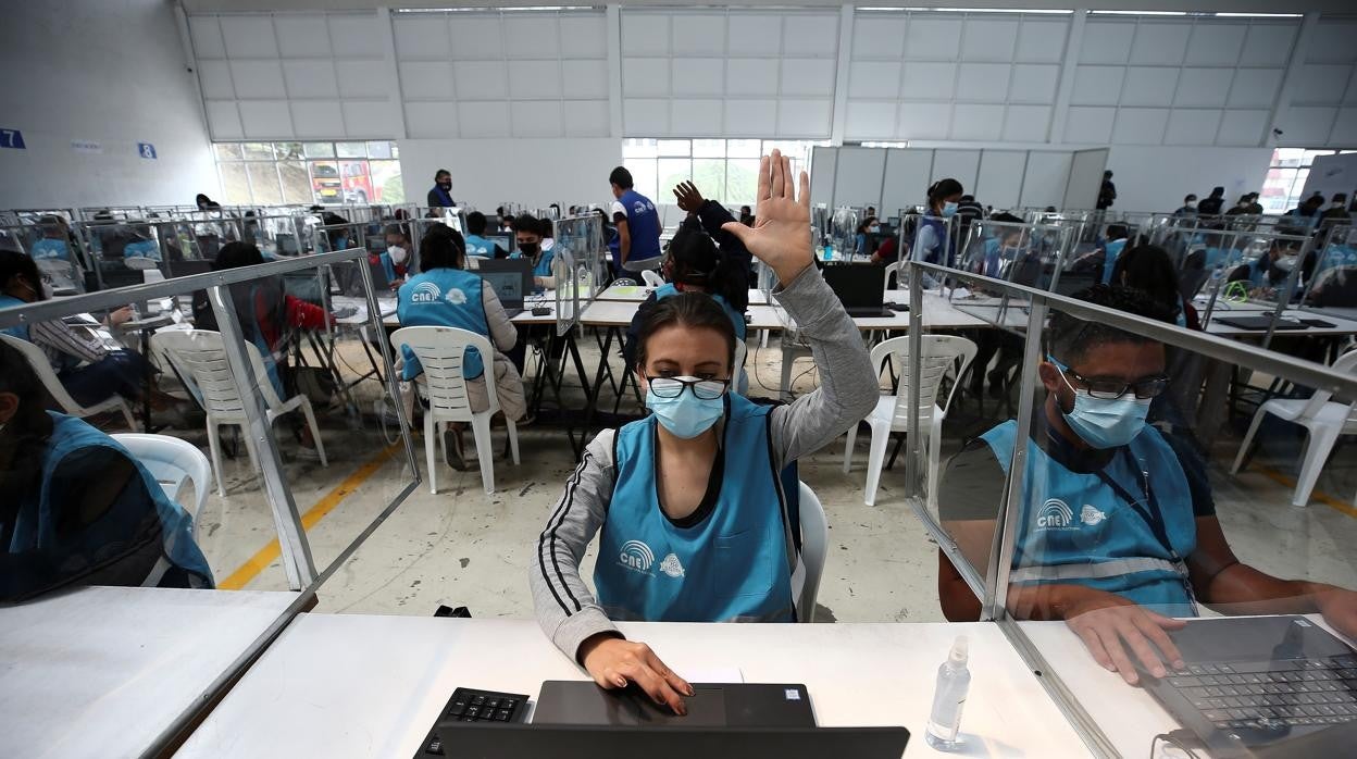 Una mujer trabaja en la delegación Provincial de Pichincha del Consejo Nacional Electoral ecuatoriano