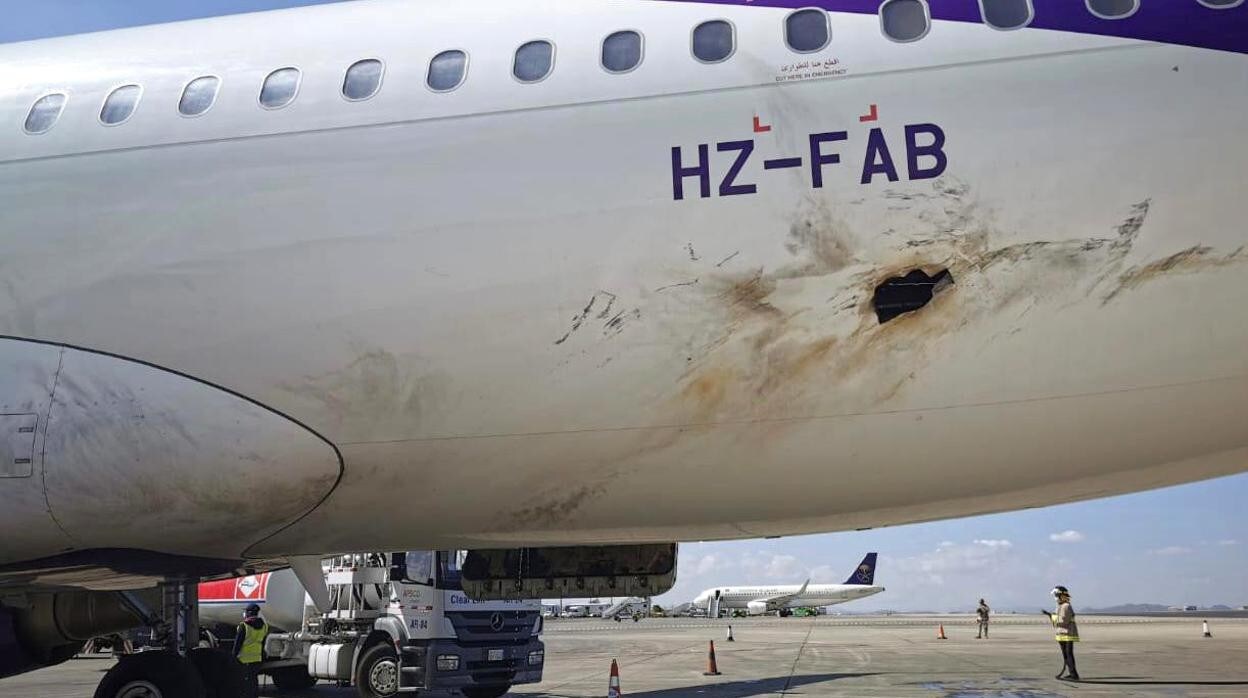 Una vista del casco dañado de un avión Flyadeal en la pista del Aeropuerto Internacional de Abha
