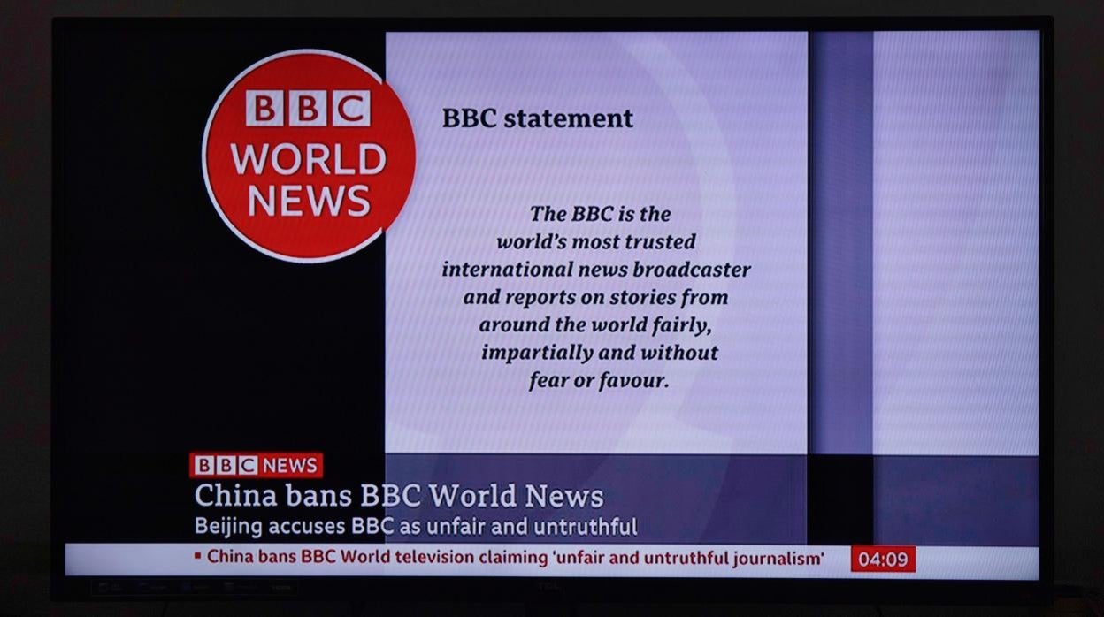 Una pantalla de televisión muestra la reciente prohibición de transmitir de la BBC por el Gobierno chino