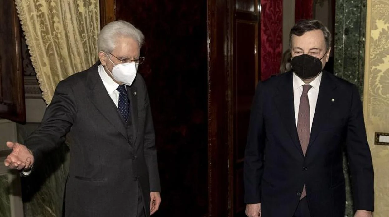 El presidente italiano, Sergio Mattarella, recibe a Mario Draghi en el palacio del Quirinal