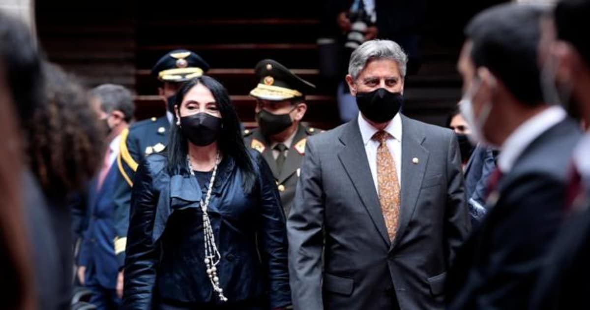 El presidente interino, Francisco Sagasti, y la excanciller, Elizabeth Astete, asisten a un acto en Lima