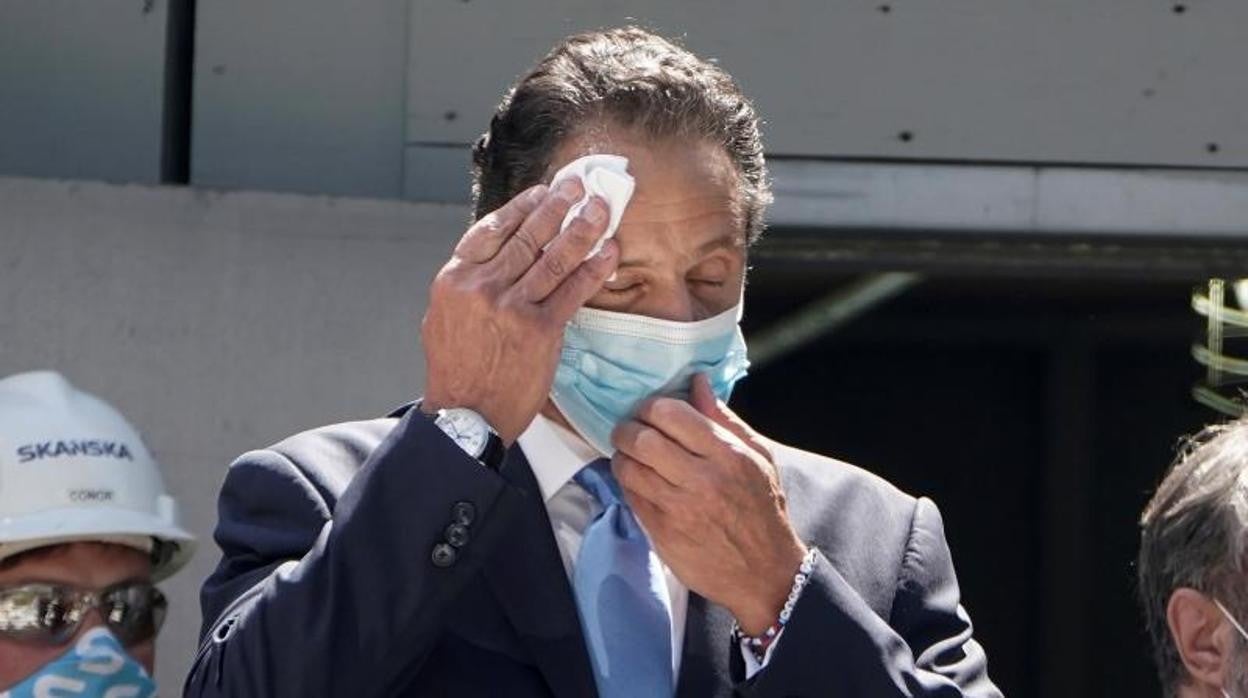 Andrew Cuomo se limpia el sudor de la frente en una imagen del pasado verano