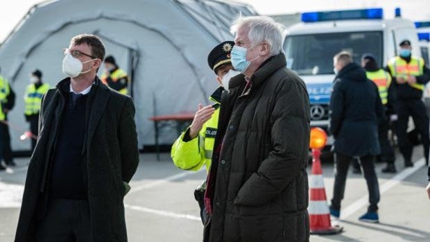 El ministro de Interior alemán comprueba personalmente que las fronteras están cerradas