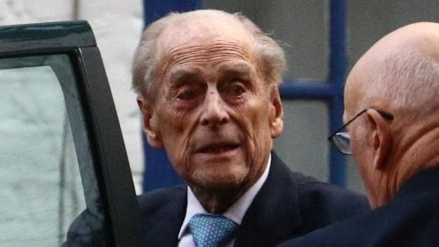 El duque de Edimburgo permanecerá en el hospital al menos hasta la próxima semana