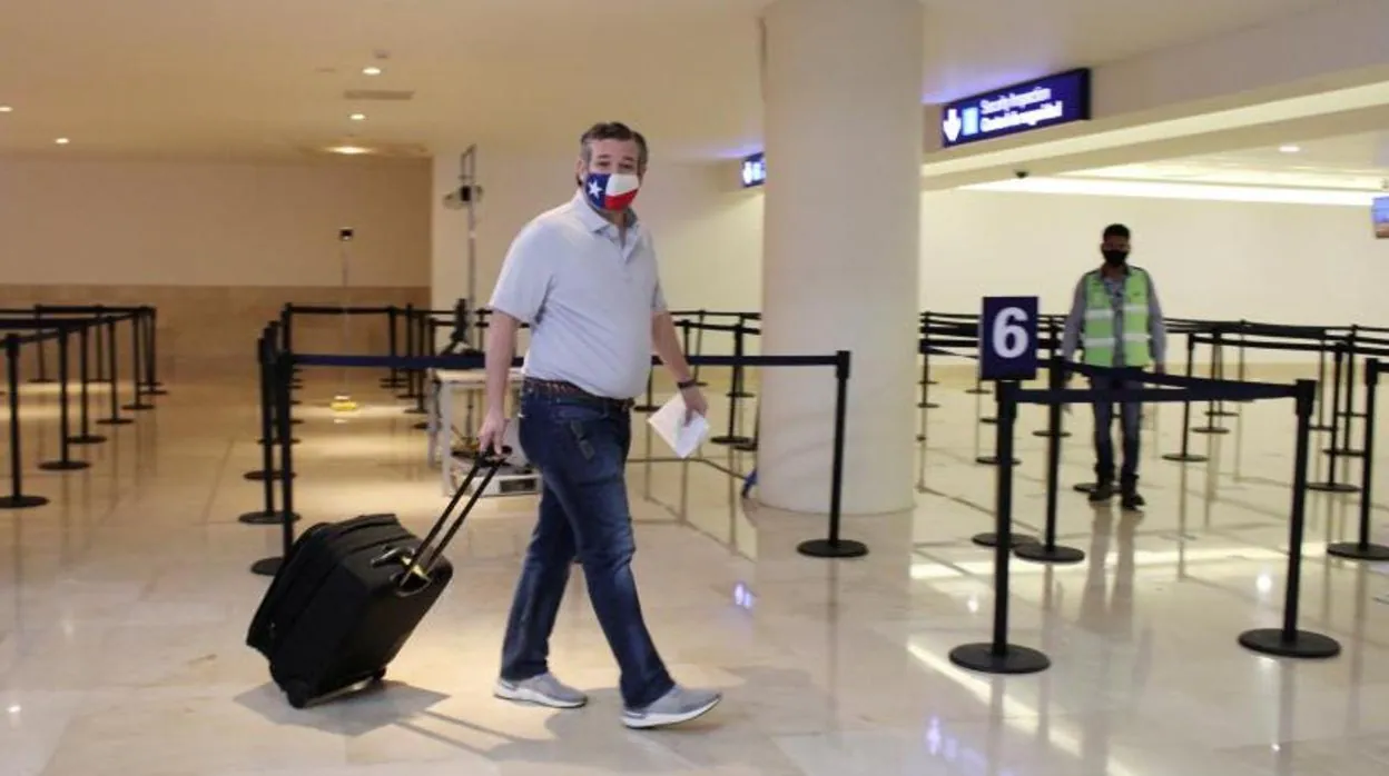 El senador Ted Cruz, este jueves con su maleta en el aeropuerto de Cancún para regresar a Estados Unidos