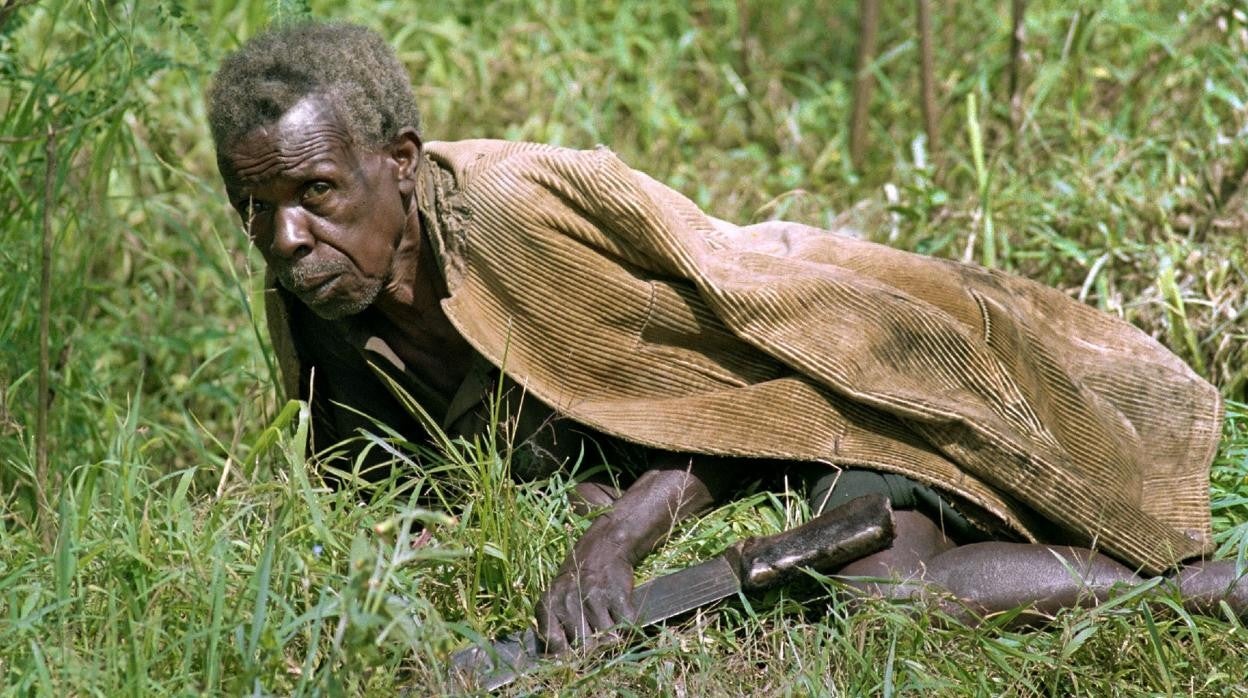 Un hombre hutu se protege ante la ofensiva del FPR en Mushubuti, Ruanda, en 1994