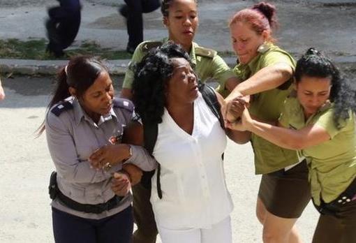 Berta Soler, líder de las Damas de Blanco, durante una detención por agentes de la Seguridad del Estado