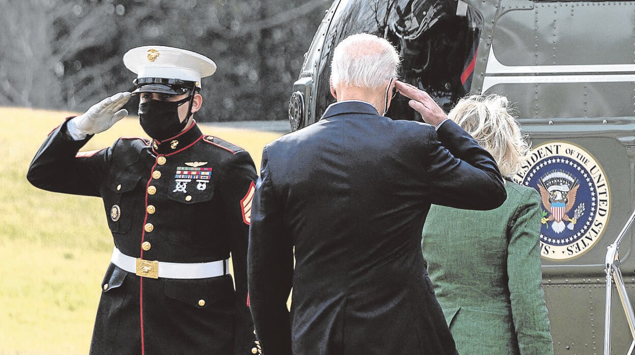 Biden y su esposa antes de abordar el Marine One