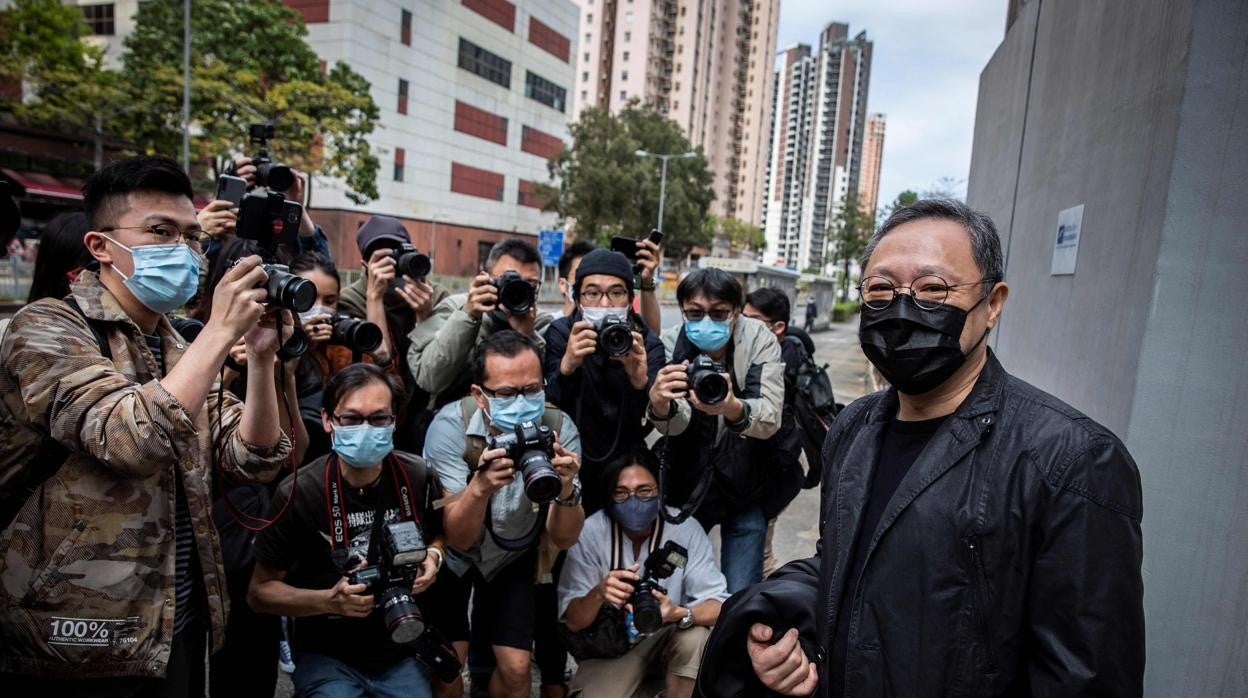 Un abogado de derecho y activista prodemocrático llega a la comisaría de policía de Ma On Shan, en Hong Kong