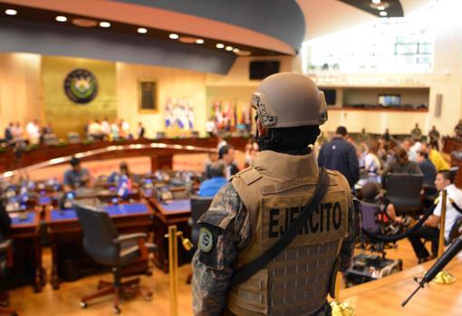 Militares en el Parlamento de El Salvador, en febrero de 2020