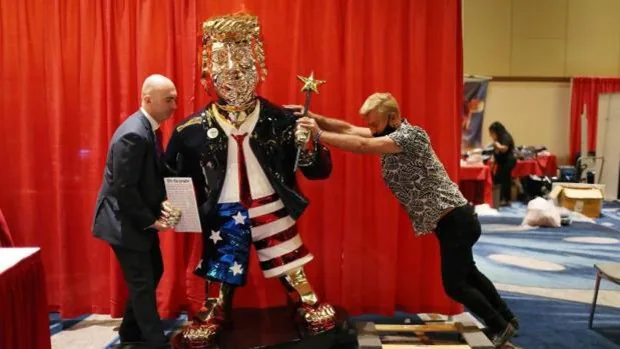 Una estatua dorada de Trump hecha en México, la otra estrella de la Conferencia conservadora