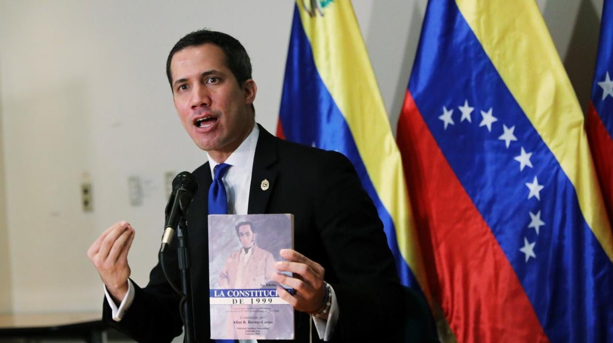 Guaidó sostiene un ejemplar de la Constitución de Venezuela