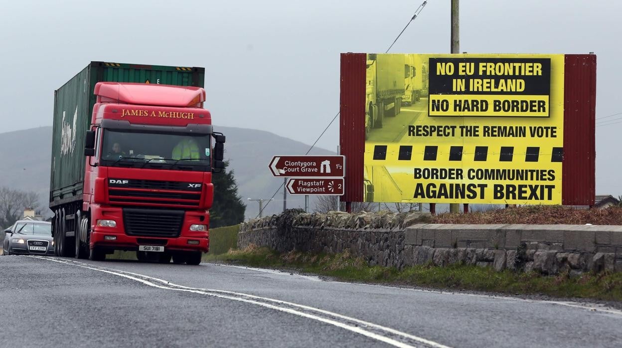 Un camión cruza la frontera entre Irlanda del Norte e Irlanda