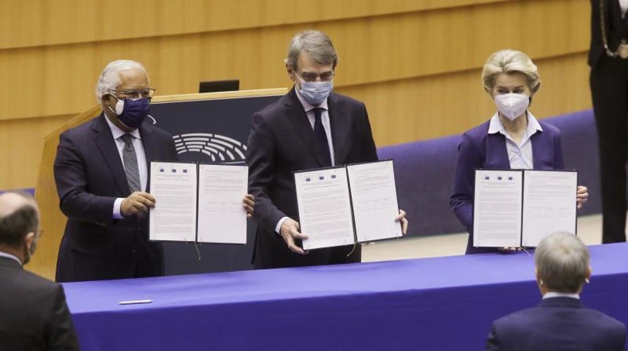 El primer ministro portugués, Antonio Costa, el presidente del PE, David Sassoli, y la presidenta de la CE, Ursula von der Leyen