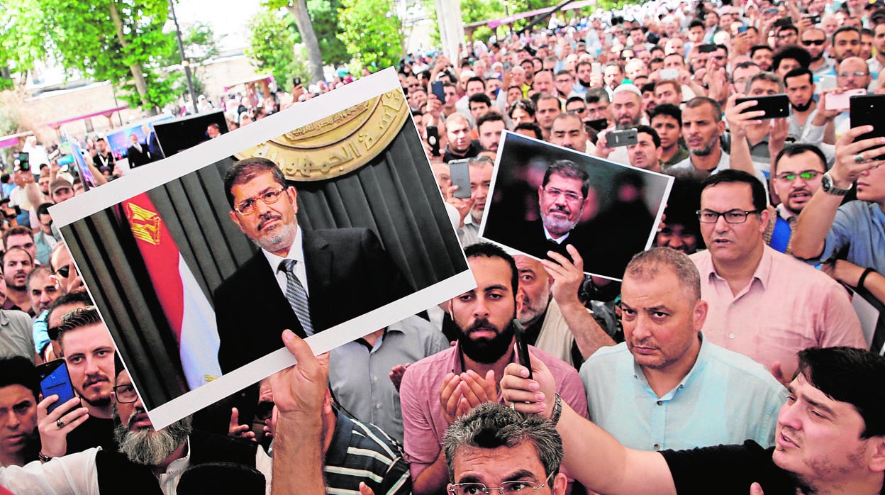 Islamistas turcos con fotos del depuesto líder egipcio Mursi, en Estambul en junio de 2019