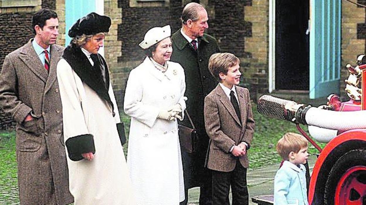 William y Harry, con el Príncipe Carlos, Lady Di, la Reina y el Duque de Edimburgo, en 1988