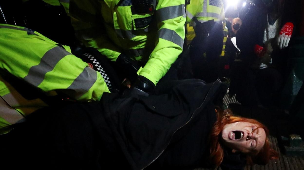 La policía detiene a una mujer que se encontraba protestando frente al memorial de Sarah Everard, en Clapham