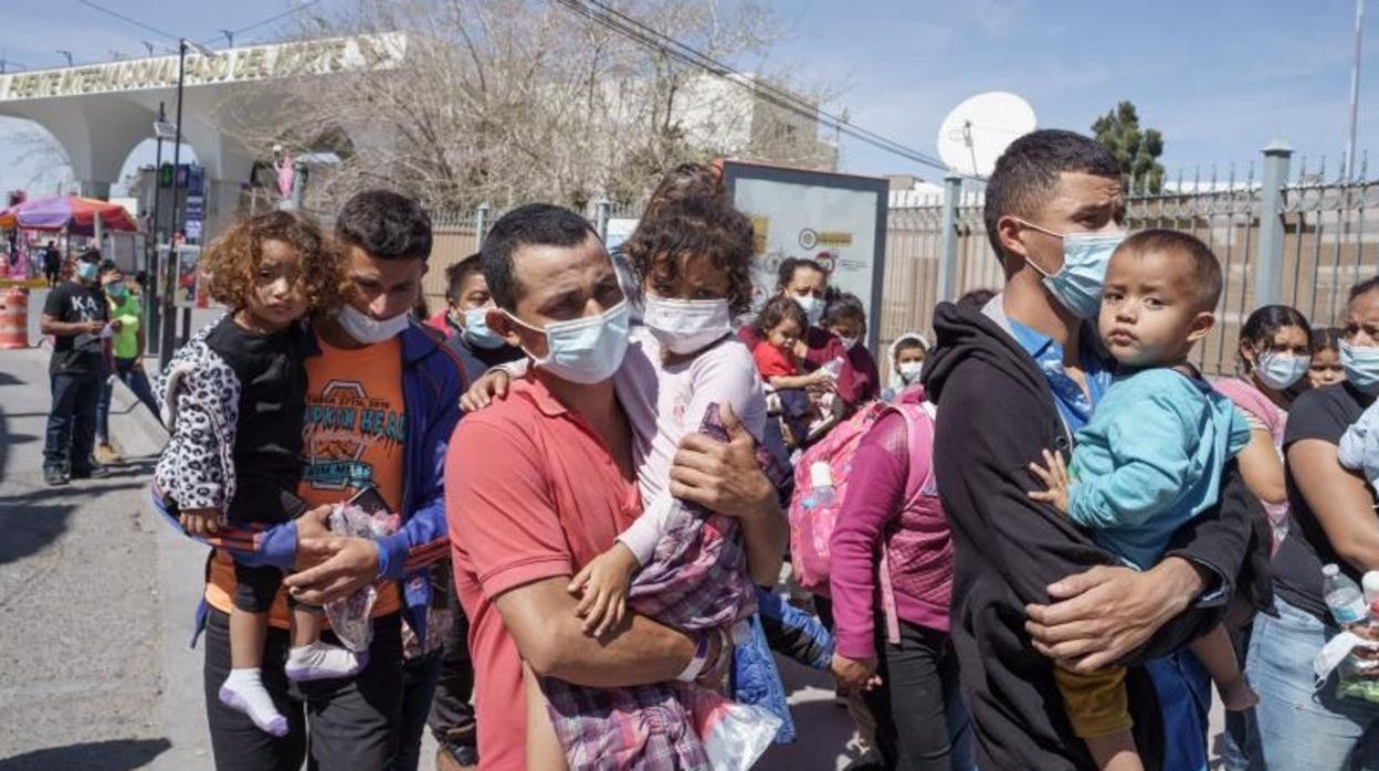 Inmigrantes de Centroamérica, en el puente internacional Paso del Norte, entre México y EE.UU.