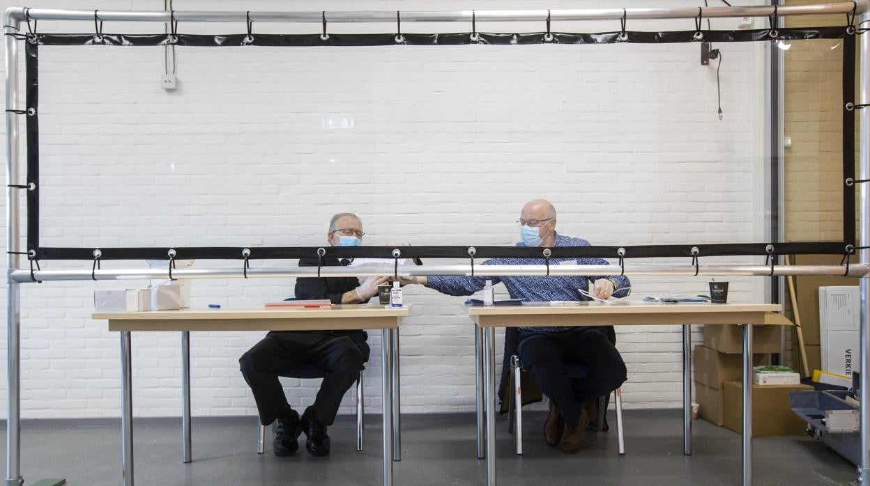 Una mujer participa este martes en las elecciones legislativas en los Países Bajos