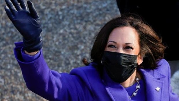 Detienen a un hombre armado con un fusil frente a la residencia de la vicepresidenta Harris