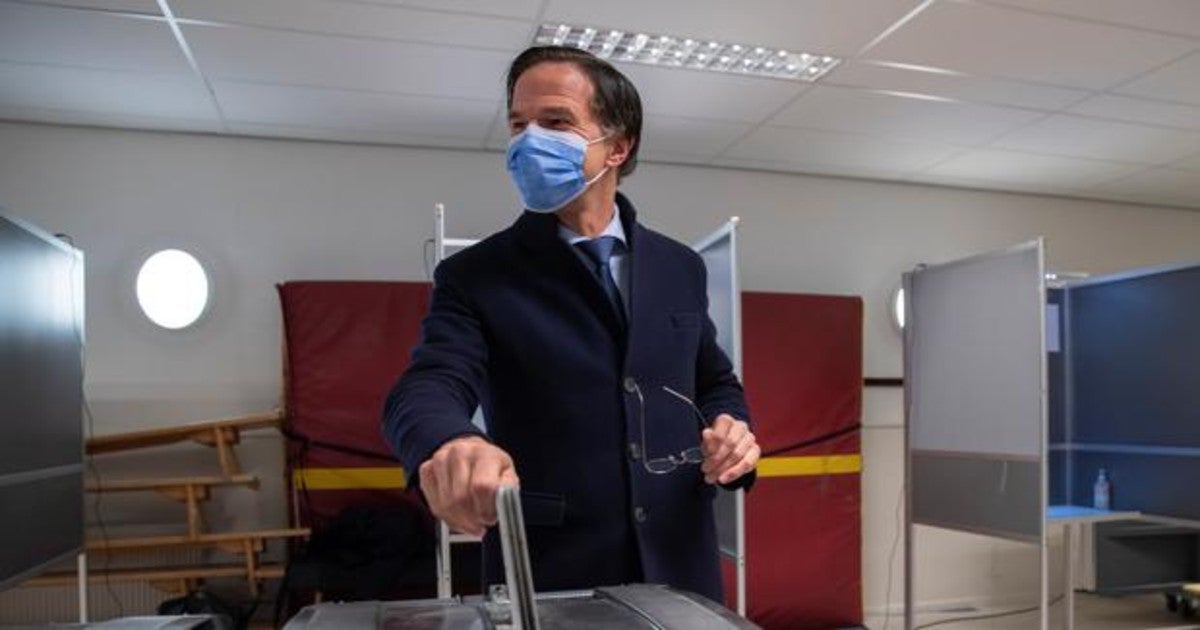 El primer ministro holandés, Mark Rutte, vota en las elecciones marcadas por la pandemia del Covid