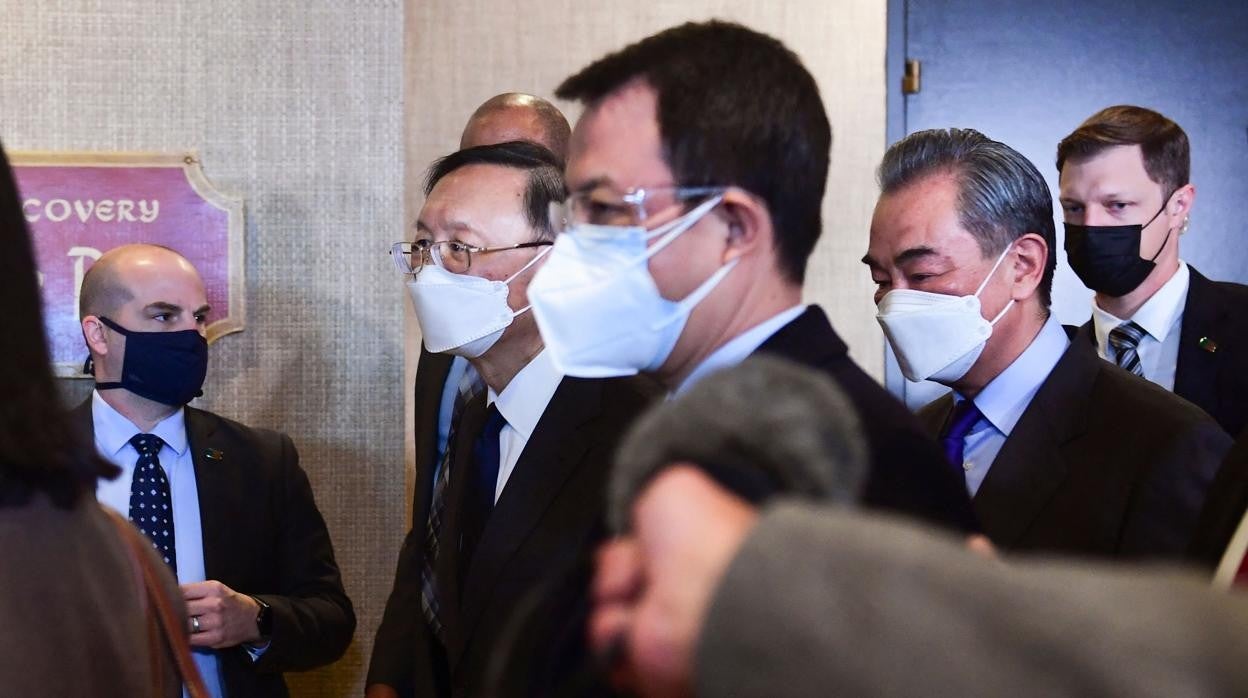 La delegación china liderada por Yang Jiechi, jefe de la diplomacia y miembro del Politburó (segundo por la izquierda)