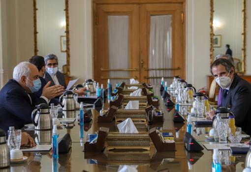 El director del OIEA, Rafael Grossi, en la reunión con el Gobierno iraní para negociar un acuerdo transitorio de 90 días, en febrero