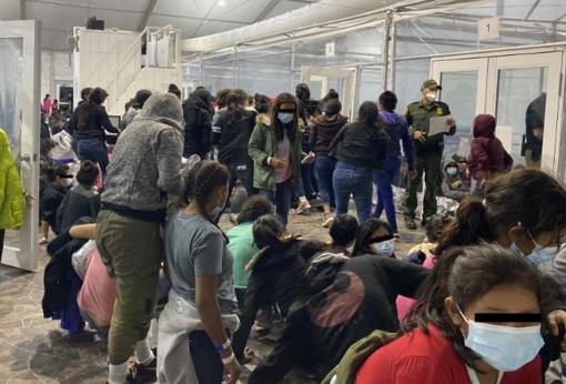 Centro de atención a niños migrantes en Donna, Texa