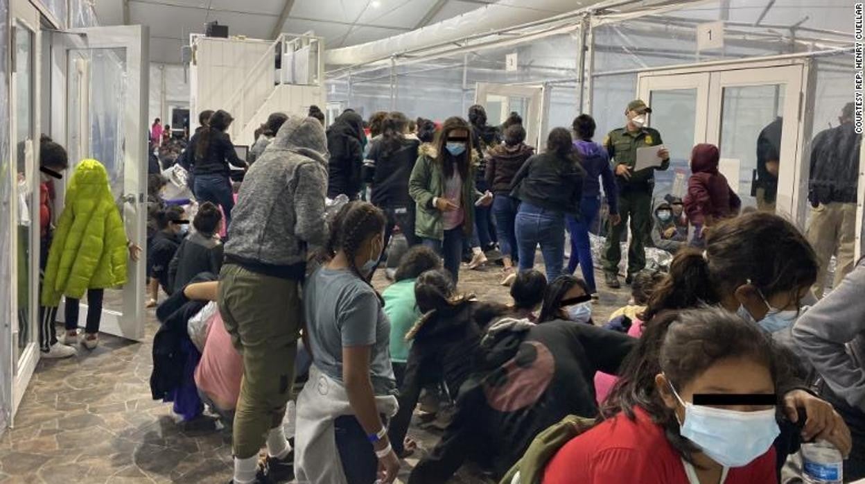 Foto realizada por el diputado Henry Cuellar sobre las condiciones de los menores en la frontera de Texas con México
