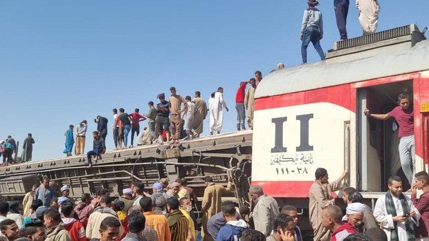 Al menos 32 muertos y 60 heridos tras el choque de dos trenes en Egipto