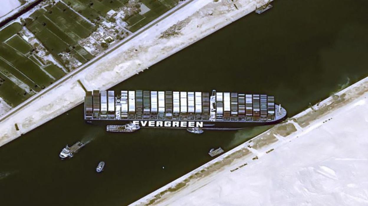 El buque Ever Given, atascado en el Canal de Suez