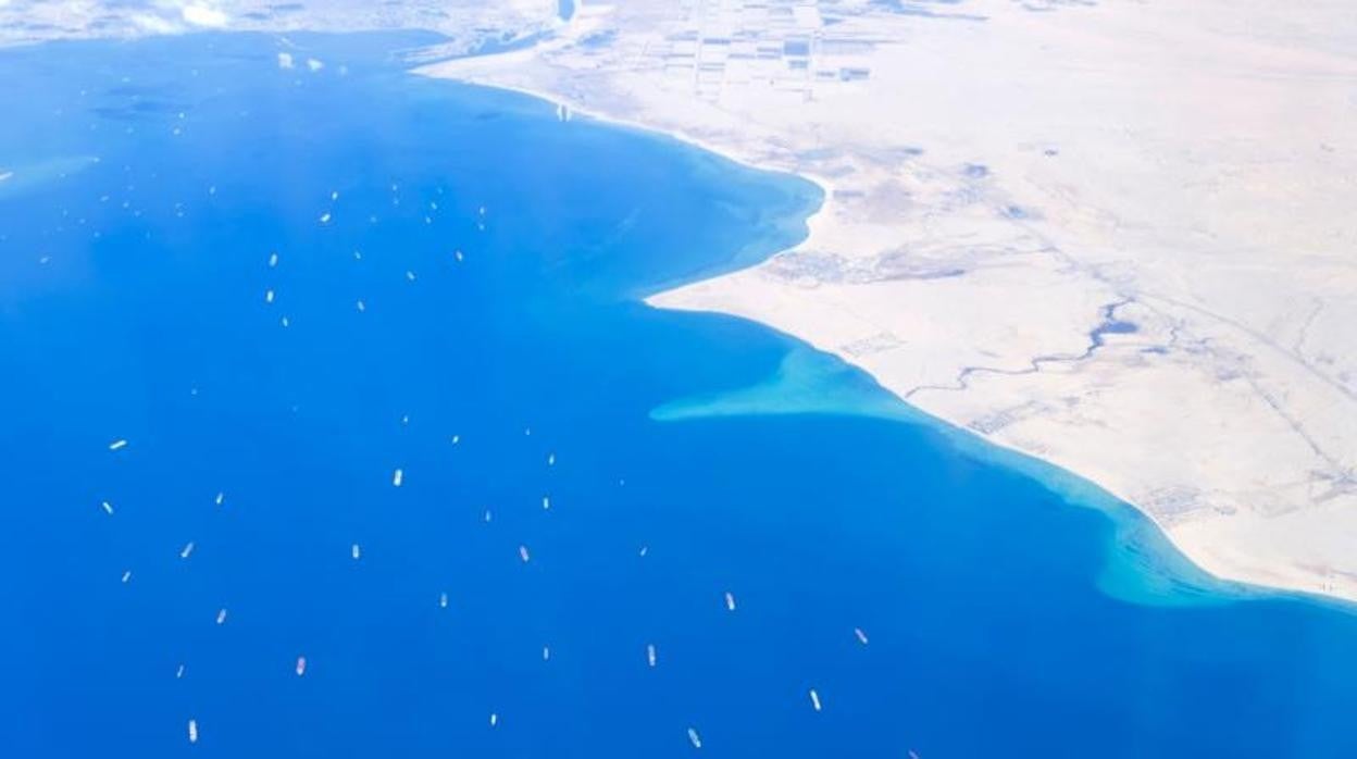 Decenas de barcos a la espera de acceder al canal de Suez
