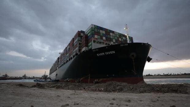 El presidente de Egipto ordena preparativos para aligerar la carga del barco encallado en el canal de Suez